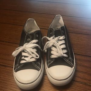 Maurice’s tennis shoes